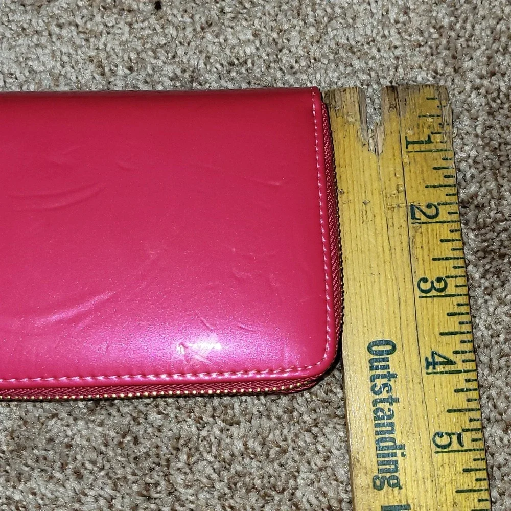 Hot Pink Patent Wallet Wristlet Zip Around Clutch Organizer Gold‎ Tone Medallion